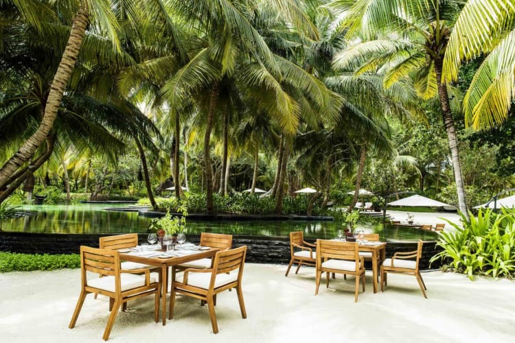 Rah Bar poolside dining area